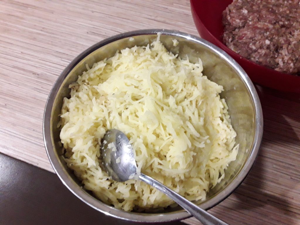 Фото рецепта - Картофельные котлеты, фаршированные с мясом - шаг 3
