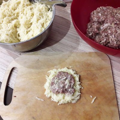 Фото рецепта - Картофельные котлеты, фаршированные с мясом - шаг 5