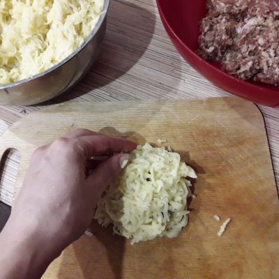 Фото рецепта - Картофельные котлеты, фаршированные с мясом - шаг 5
