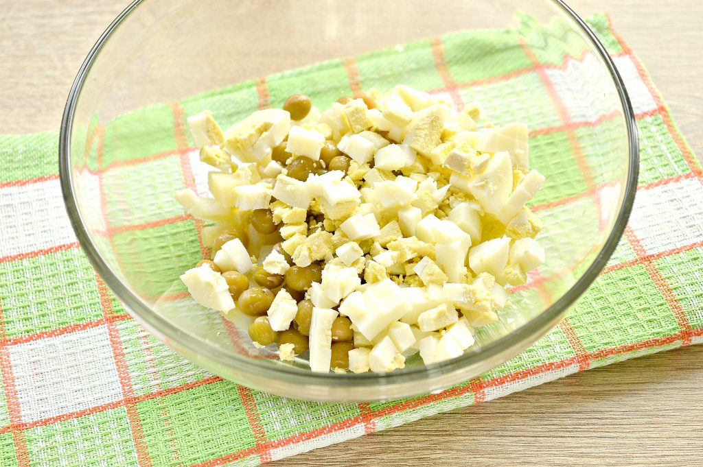Фото рецепта - Простой картофельный салат с маринованными шампиньонами и горошком - шаг 3