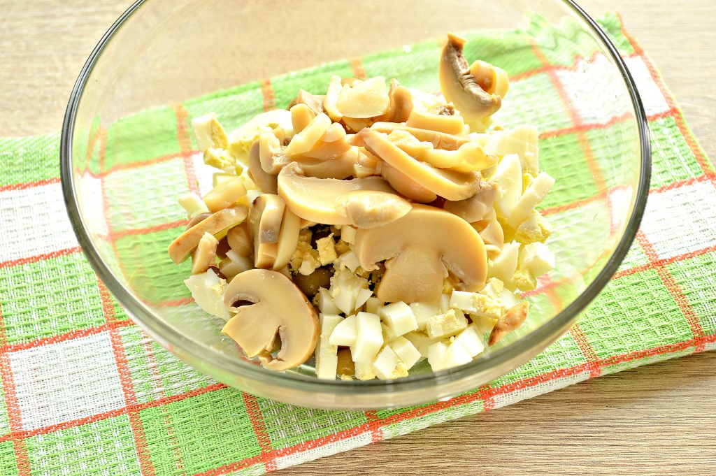 Фото рецепта - Простой картофельный салат с маринованными шампиньонами и горошком - шаг 4