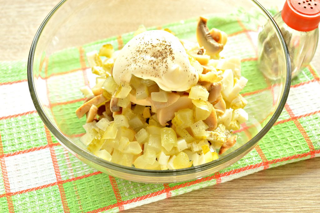 Фото рецепта - Простой картофельный салат с маринованными шампиньонами и горошком - шаг 6