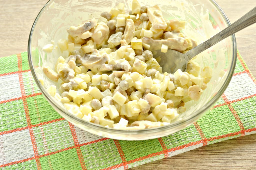 Фото рецепта - Простой картофельный салат с маринованными шампиньонами и горошком - шаг 7