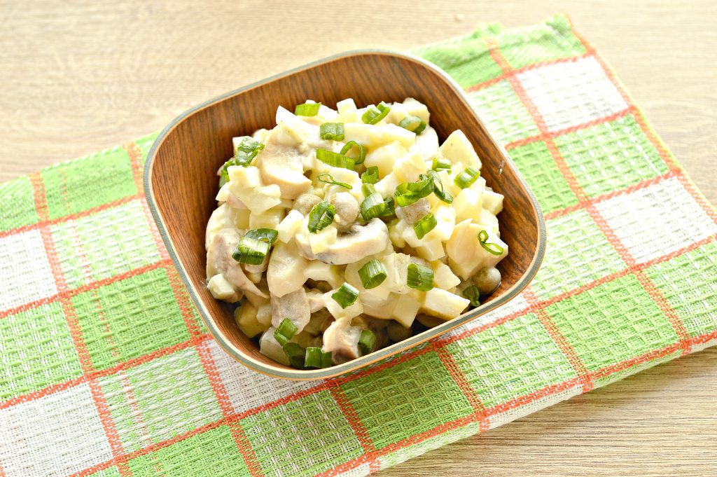 Фото рецепта - Простой картофельный салат с маринованными шампиньонами и горошком - шаг 8