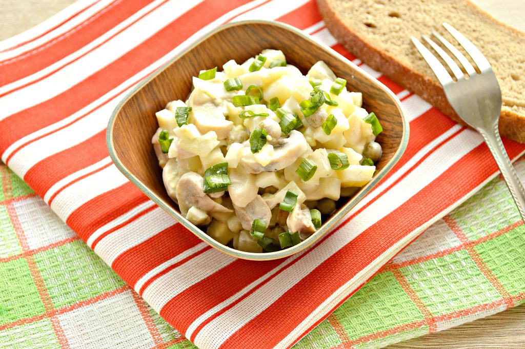 Фото рецепта - Простой картофельный салат с маринованными шампиньонами и горошком - шаг 9