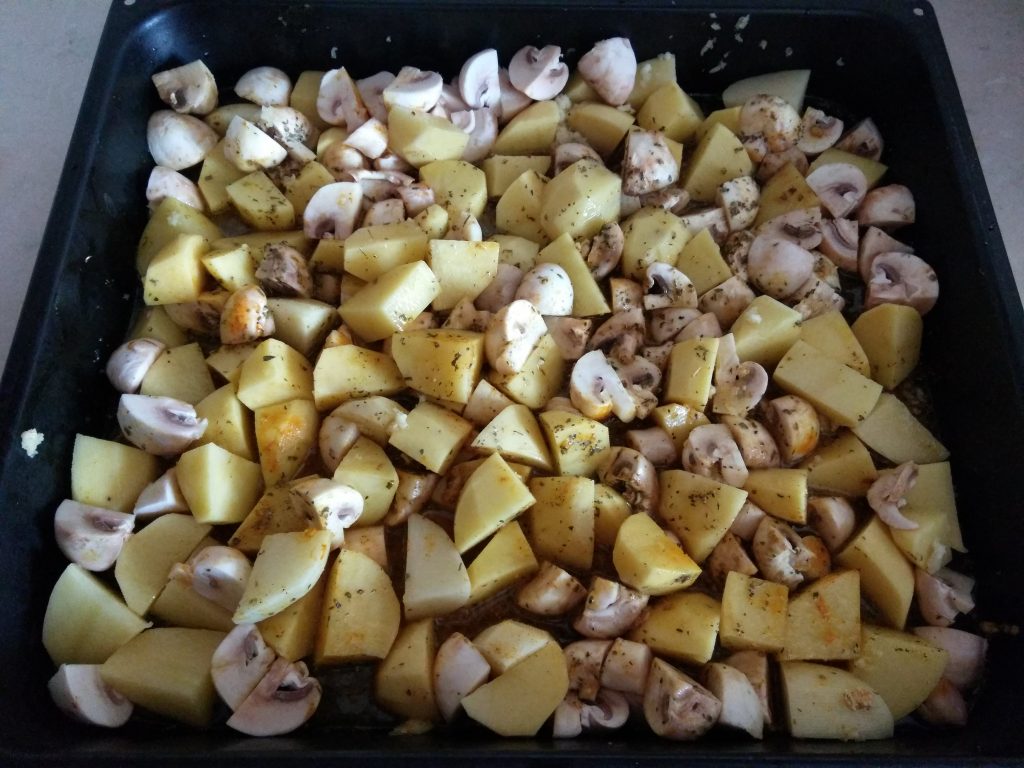Фото рецепта - Картофель печеный с шампиньонами - шаг 4