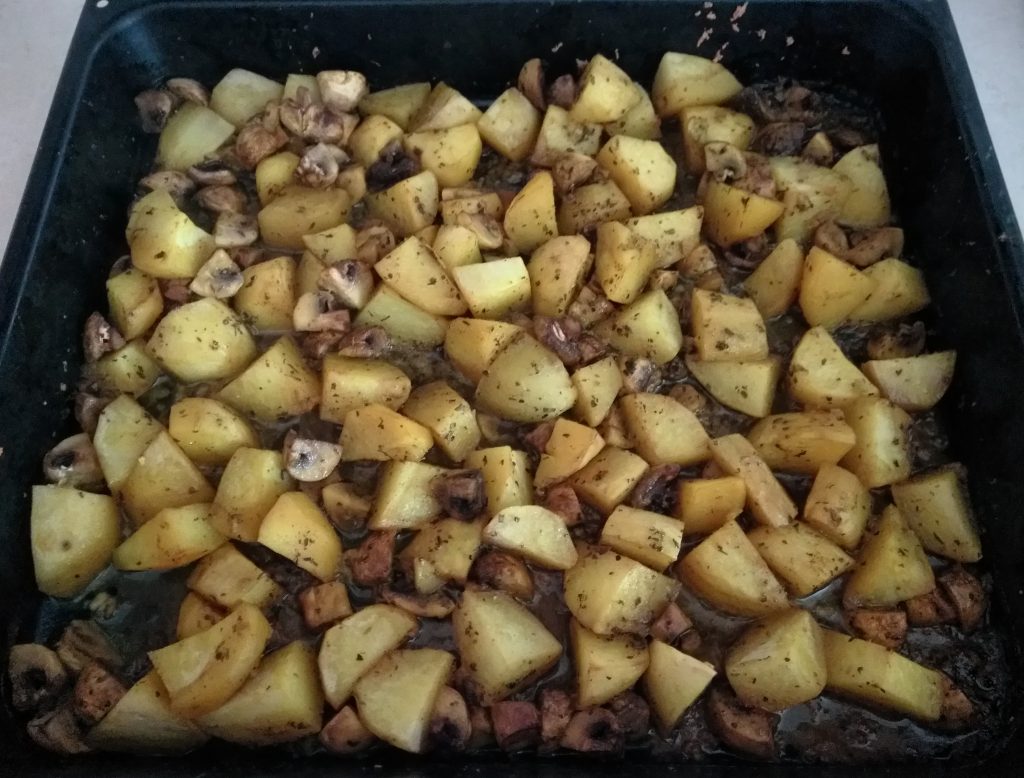 Фото рецепта - Картофель печеный с шампиньонами - шаг 5