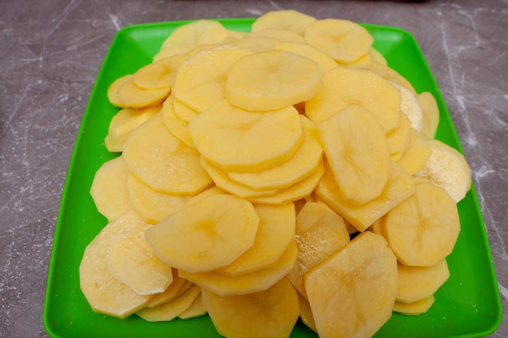 Нарезанный кружочками картофель солим.