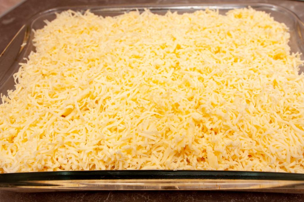Сыр - основа пошагового рецепта картошки по французски.