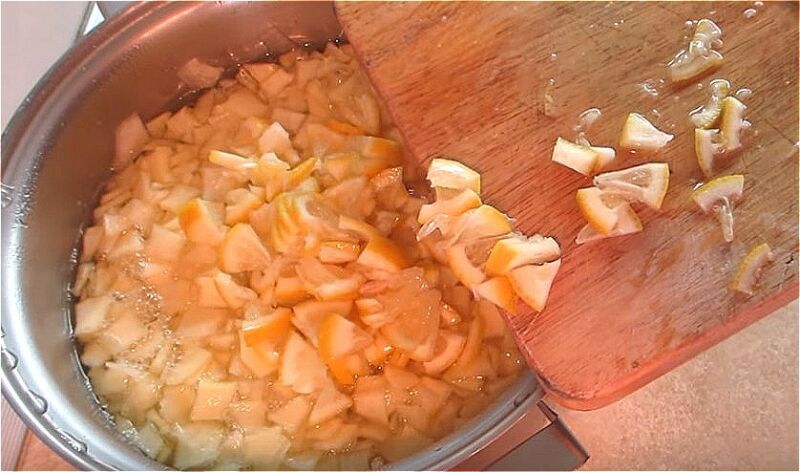 нарезаем лимон кусочками и добавляем к кабачкам