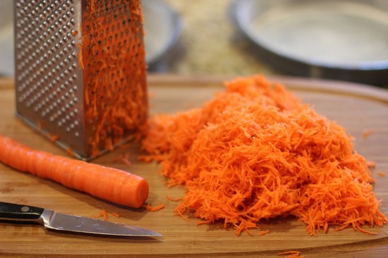 Морковь почистите, натрите