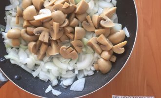 Шаг 6: Нарезанные лук и грибы обжарьте на небольшом количестве оливкового масла.