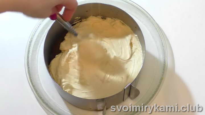 На корж выкладываем слой крема