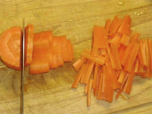 морковь нарезаем на брусочки
