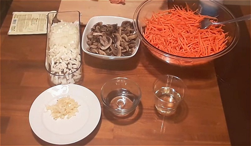 нарезаем морковь, грибы, лук и чеснок