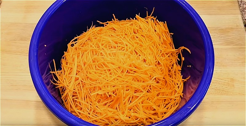 нарезаем морковь, солим, добавляем сахар и перемешиваем