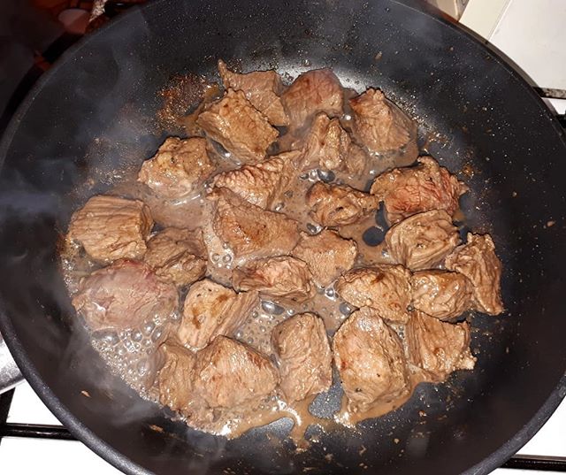 Обжаривание мяса на сковороде