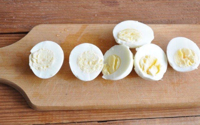 разрезать яйца