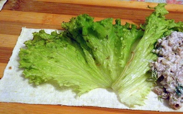разложить листья салата