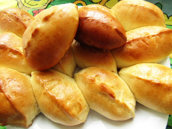 Пирожки со сгущенкой на дрожжах: рецепт с фото пошагово