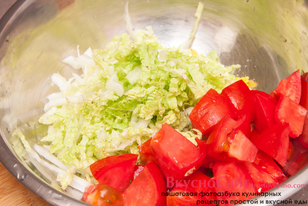 помидор для салата с сулугуни нарезаю на кусочки и отправляю её в салатник