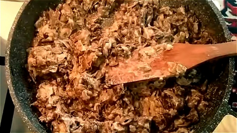добавляем в обжаренные грибы с луком сметану и плавленный сыр