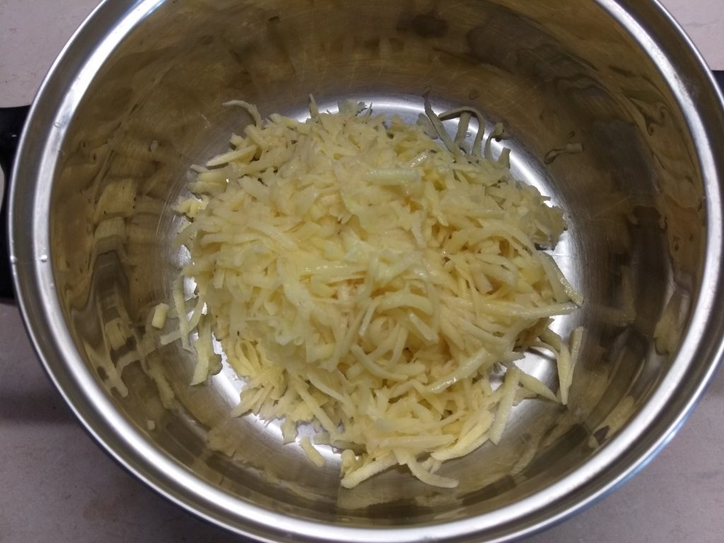 Фото рецепта - Картофельный драник, фаршированный колбасой и сыром - шаг 1