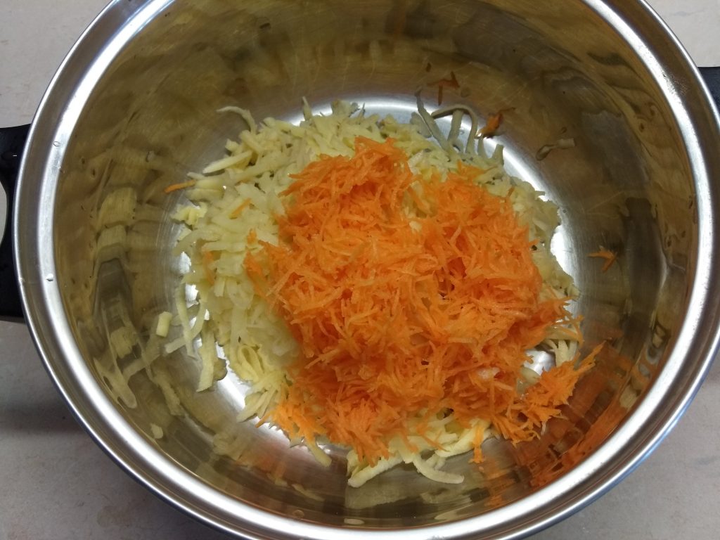 Фото рецепта - Картофельный драник, фаршированный колбасой и сыром - шаг 2