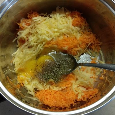 Фото рецепта - Картофельный драник, фаршированный колбасой и сыром - шаг 3
