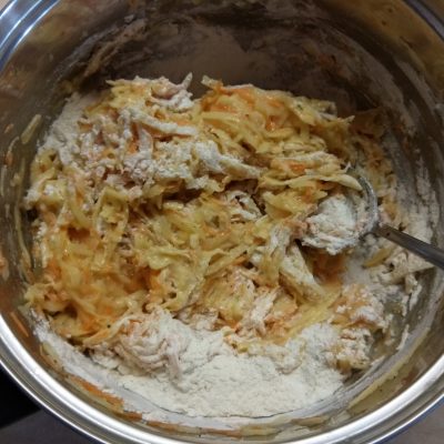 Фото рецепта - Картофельный драник, фаршированный колбасой и сыром - шаг 3