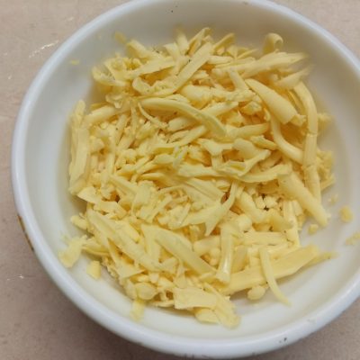 Фото рецепта - Картофельный драник, фаршированный колбасой и сыром - шаг 4