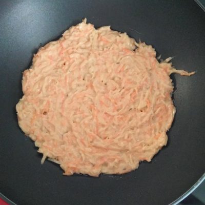 Фото рецепта - Картофельный драник, фаршированный колбасой и сыром - шаг 5