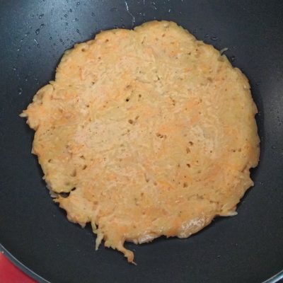 Фото рецепта - Картофельный драник, фаршированный колбасой и сыром - шаг 5
