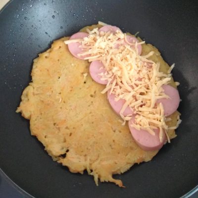 Фото рецепта - Картофельный драник, фаршированный колбасой и сыром - шаг 6