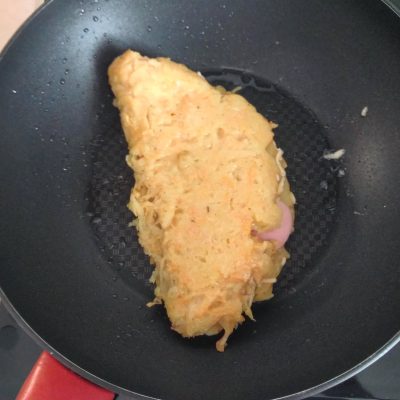 Фото рецепта - Картофельный драник, фаршированный колбасой и сыром - шаг 6