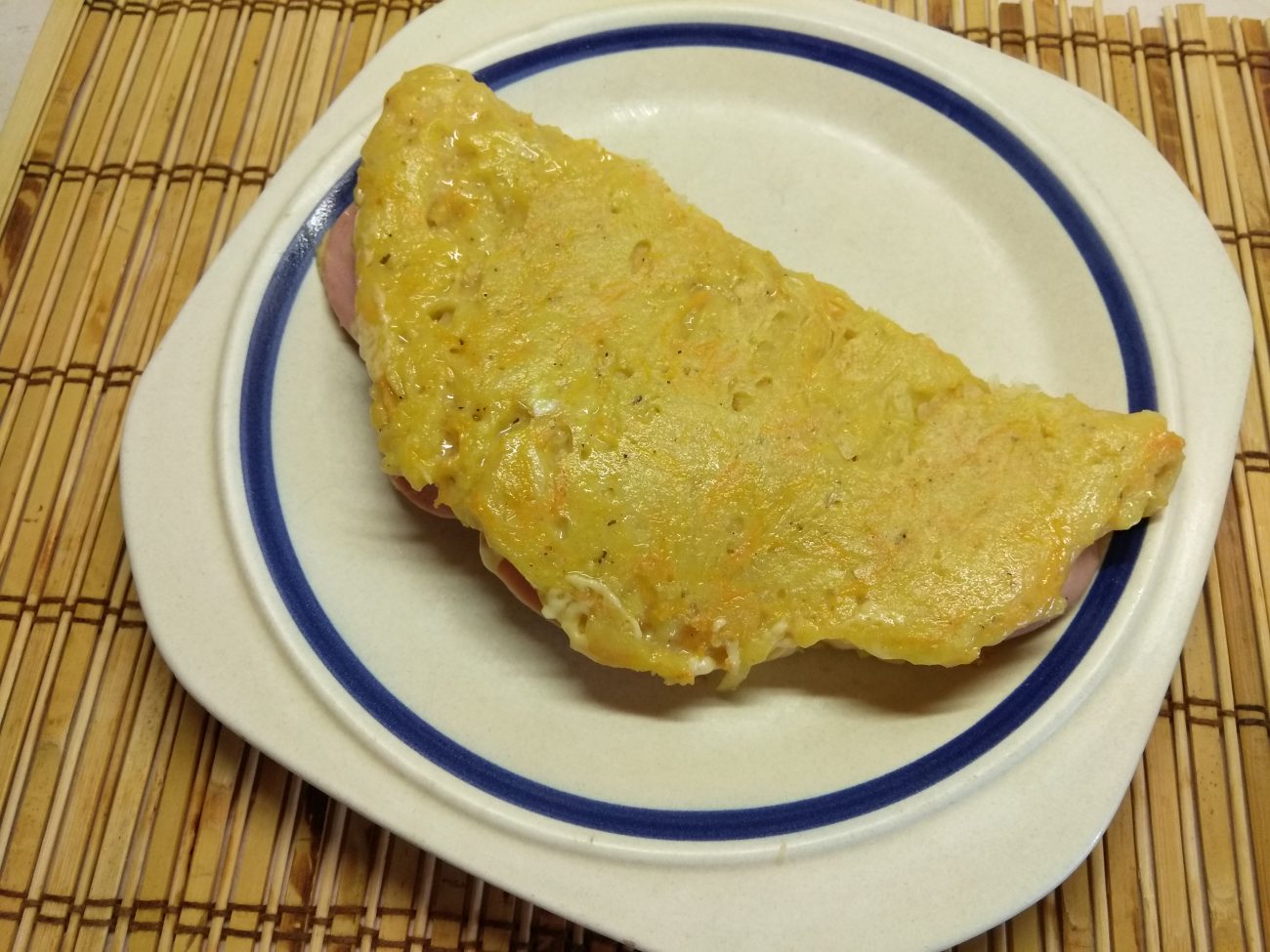 Картофельный драник, фаршированный колбасой и сыром