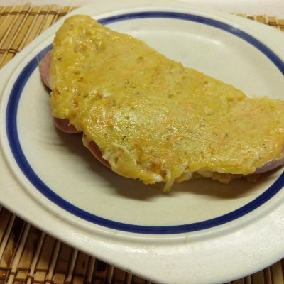 Фото рецепта - Картофельный драник, фаршированный колбасой и сыром - шаг 7