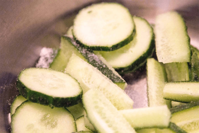 Посыпать смесью сахара и соли измельченные овощи
