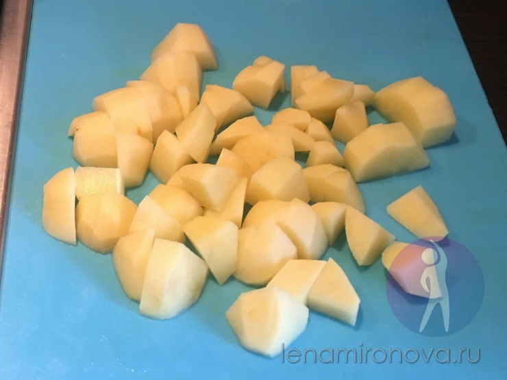 нарезанный кубиками картофель