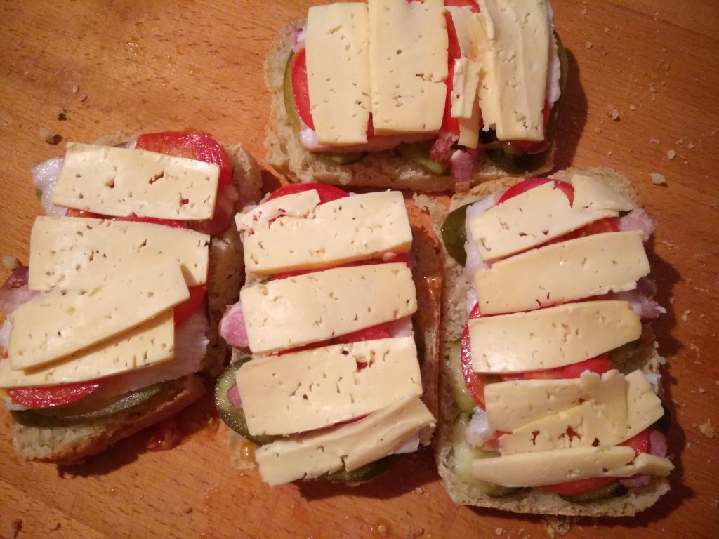 Фото рецепта - Горячие бутерброды с беконом, помидорами и солеными огурцами - шаг 4