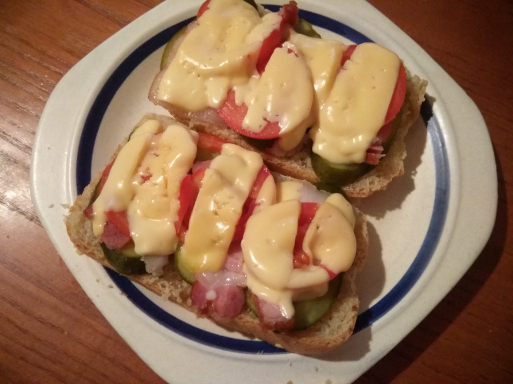 Фото рецепта - Горячие бутерброды с беконом, помидорами и солеными огурцами - шаг 5