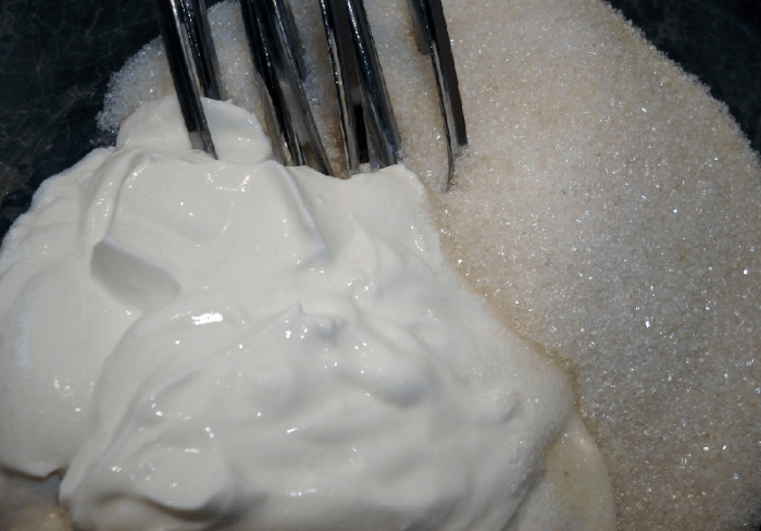 Соединяем молочный продукт с сахаром