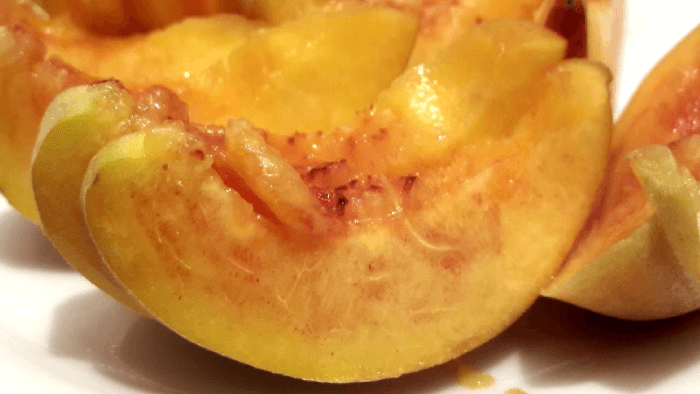 Персик режем дольками и выкладываем