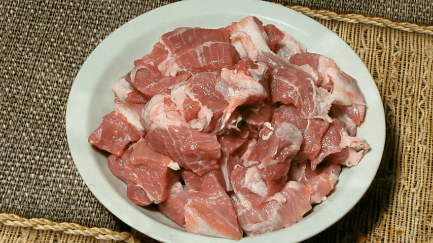 Мясо для начинки нарезаем кусочками.