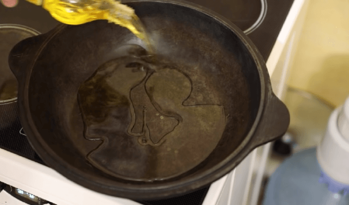 В раскаленную сковороду залить растительное масло