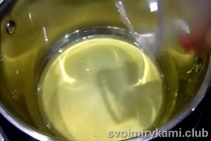выливаем в сотейник ананасовый сок