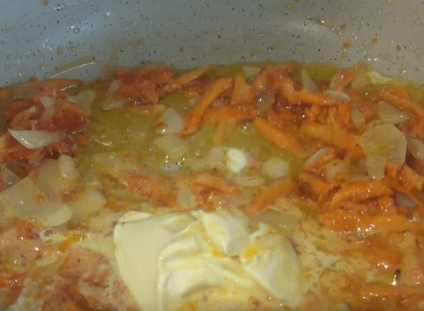 Готовим соус для кабачков