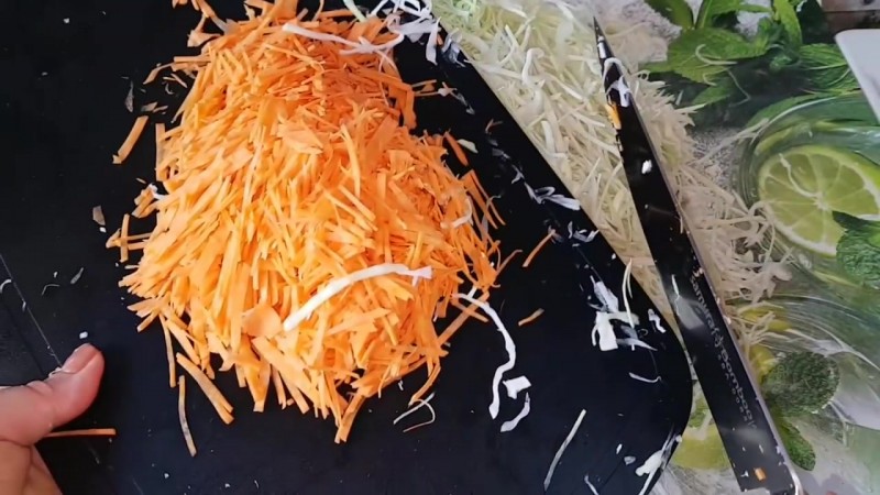 морковь нарезаем на мелкую соломку