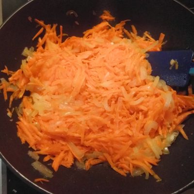 Фото рецепта - Булгур с луком и морковью - шаг 2