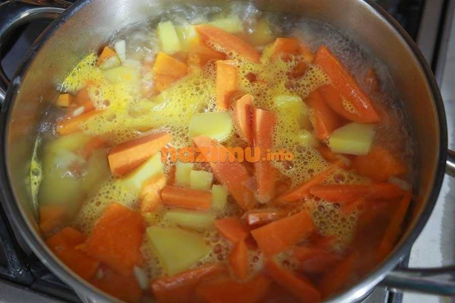 овощи в кастрюле с кипящей водой